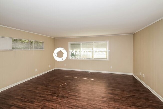 Building Photo - 3 Bedroom Pet-Friendly Home in Birmingham, AL with Main Street Renewal