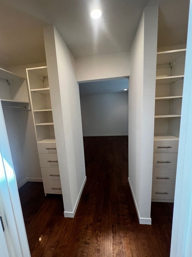 Building Photo - Updated 3 bedroom 2 bathroom Single Family...