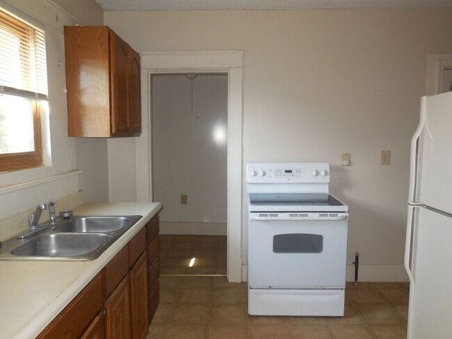 Building Photo - Two Bedroom Home w/Enclosed Sunroom and Pr...