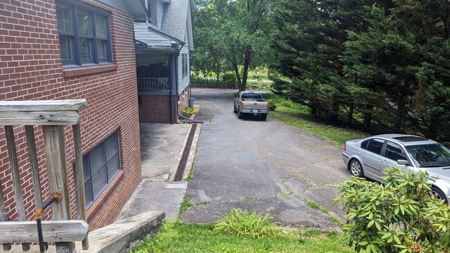 Building Photo - Charming 1 Bedroom Apartment located in beautiful Sylva NC $950 a month-available July 1st