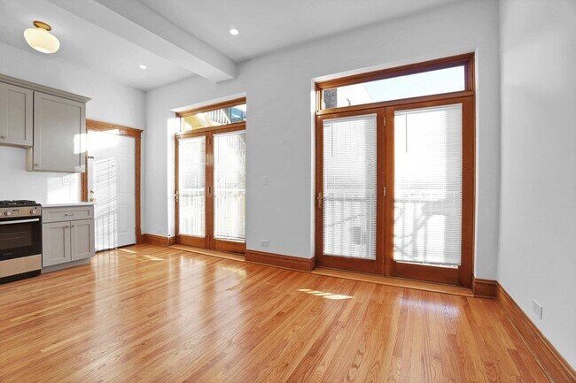 Building Photo - 713 W Wrightwood Ave