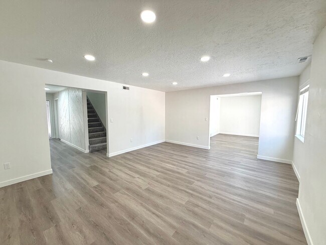 Building Photo - Open House June 20th | 3 Bedroom Townhome in Holladay