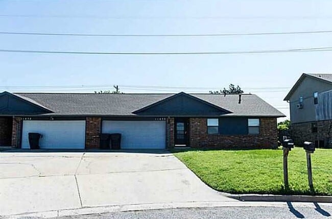 Building Photo - 3 Bed | 2 Bath | 2 Car Garage - Duplex - UNDER $1000 per month - Putnam City Schools