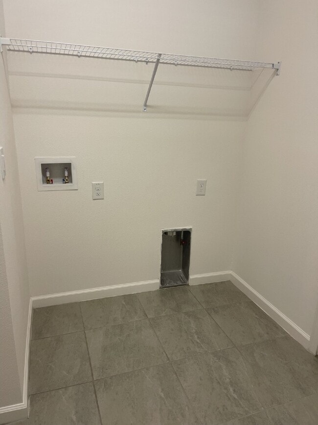 Building Photo - "Spacious 4-Bedroom Oasis with 3 Full Bath...