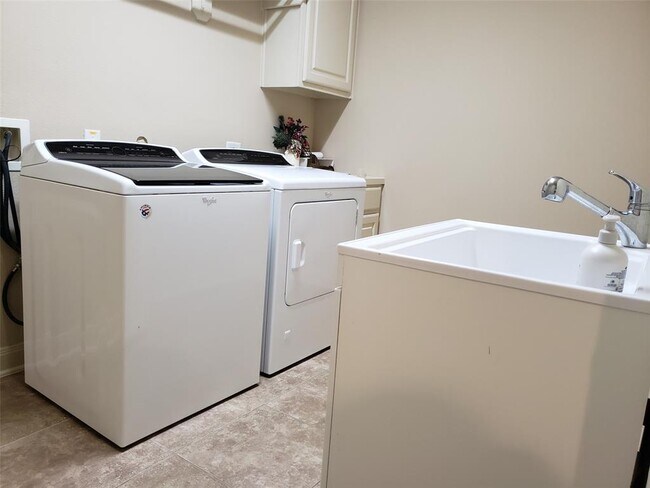 Building Photo - 5402 Valley Country Ln