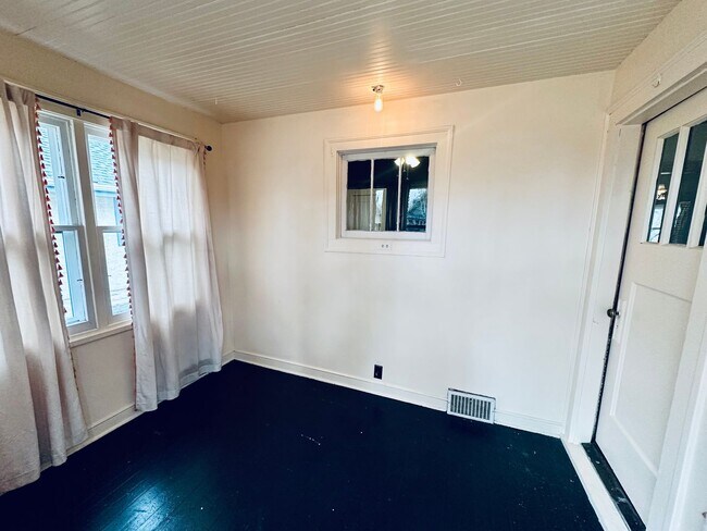 Building Photo - Charming 2-Bedroom Home w/ Finished Loft, Open Floor Plan & Sunroom!