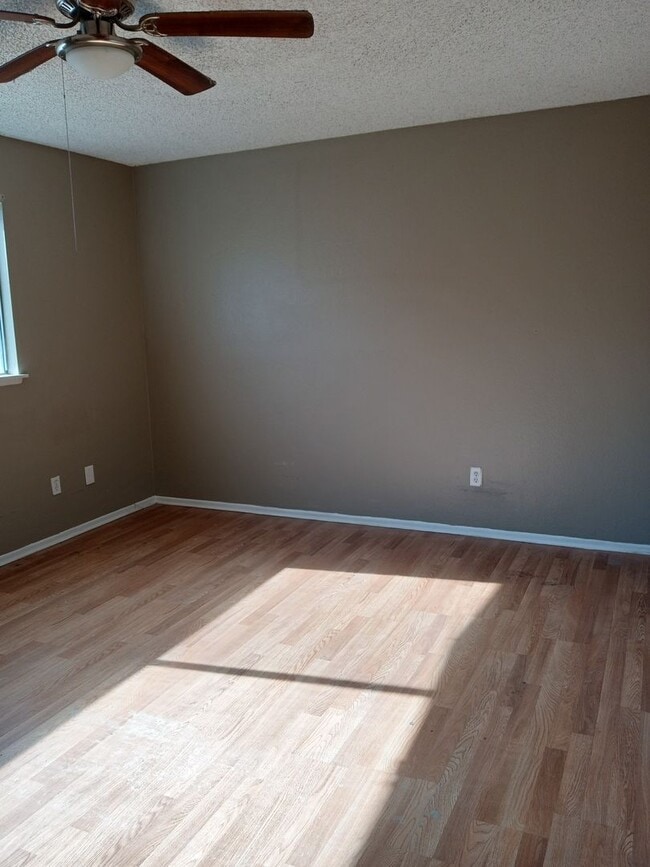Building Photo - Lovely 4 bedroom