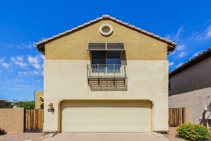 Building Photo - 2466 E Vermont Dr