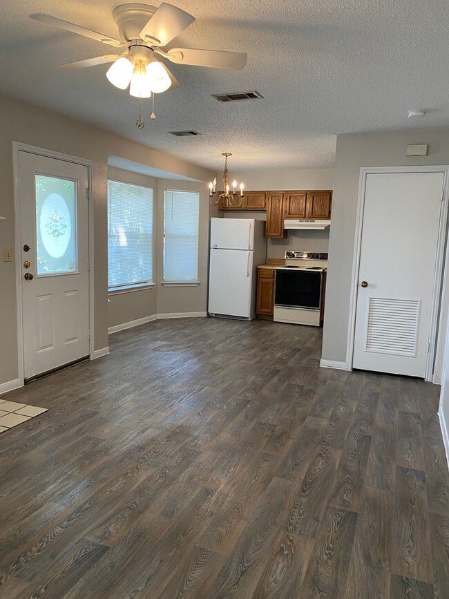 Building Photo - Cozy 1-Bedroom in Cambridge Village