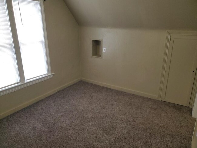 Building Photo - 112 14th St N