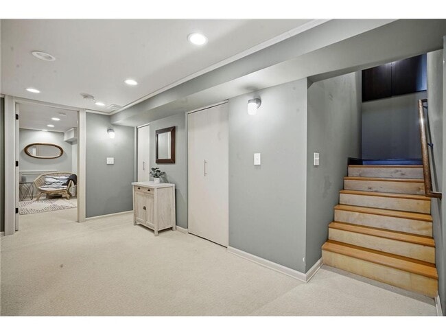 Building Photo - 241 Russell Ave S