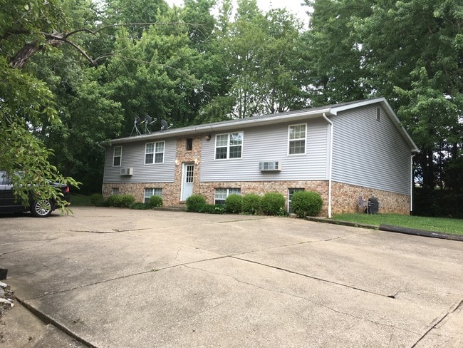 Building Photo - Hickory Hollow