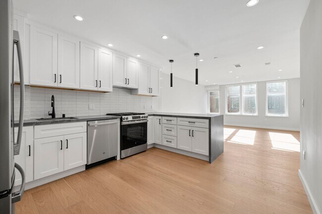 Building Photo - 693 Sutter St