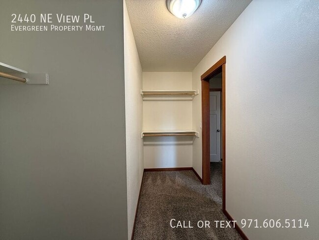 Building Photo - 2440 NE View Pl