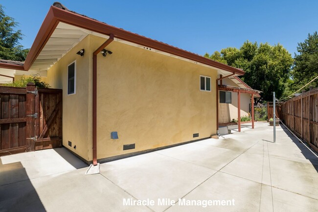 Building Photo - Ranch-Style, Spacious 5 Bedroom Home is De...