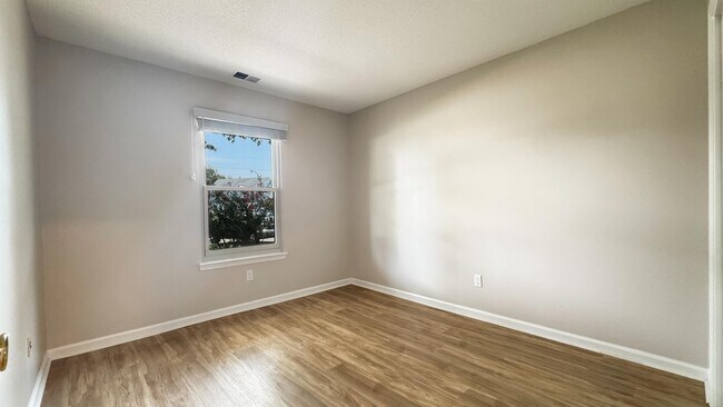 Building Photo - 5568 Annandale Dr