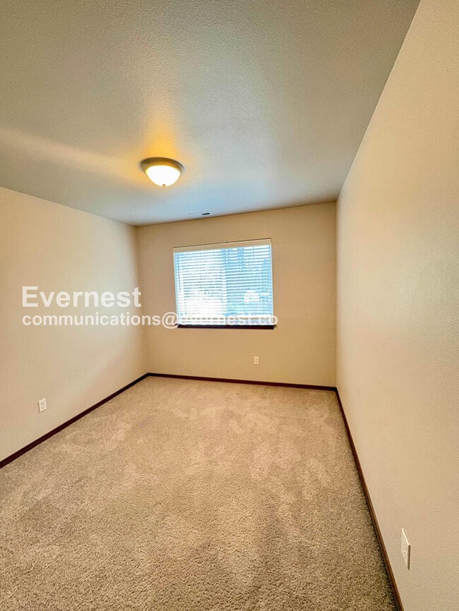 Building Photo - 111 W 6th St