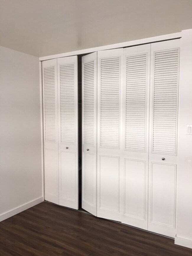 Building Photo - AMAZING LOCATION NEAR CAMPUS 2 Bed 1 Bath Condo-AVAILABLE NOW!