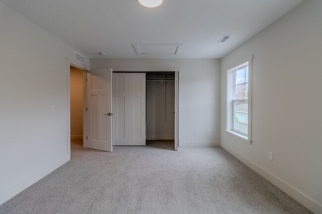 Building Photo - Premier Place and Premier Living!