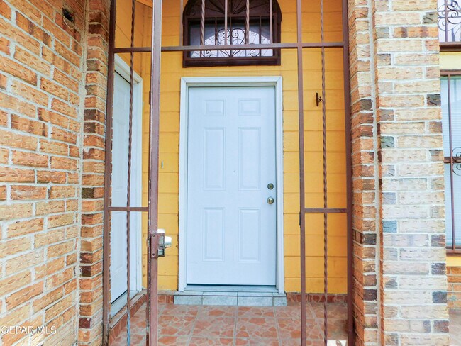 Building Photo - 726 Medina St