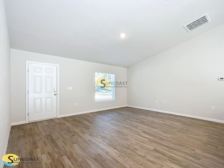 Building Photo - 1 Oak Circle Crse