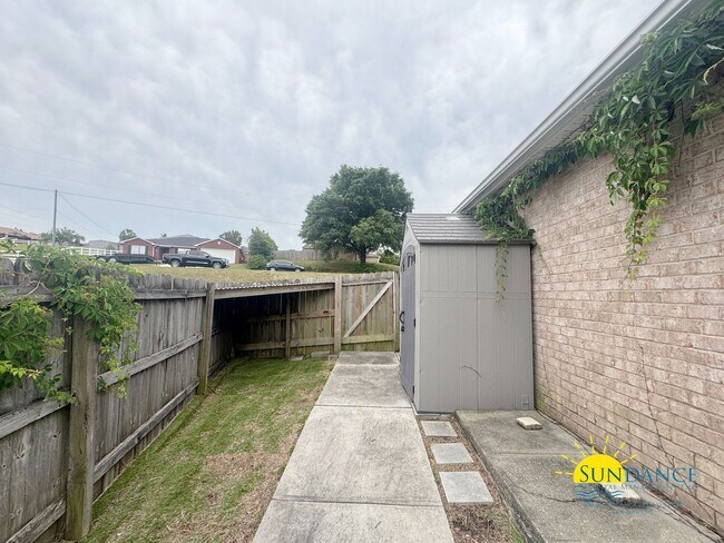 Building Photo - Charming 3-Bedroom + Office Home in Crestview, Prime Location Near I-10 & FL-85!