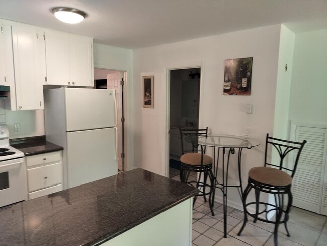 Primary Photo - 487 N Country Clb Dr