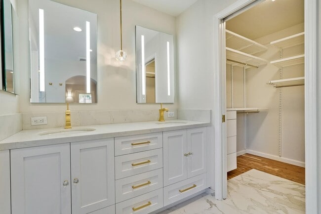Building Photo - Beautiful and spacious 3 bedroom 2.5 bath ...