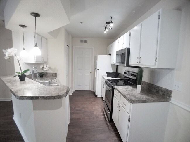 Primary Photo - Gorgeous 1/1 Condo for Rent at The Crest c...