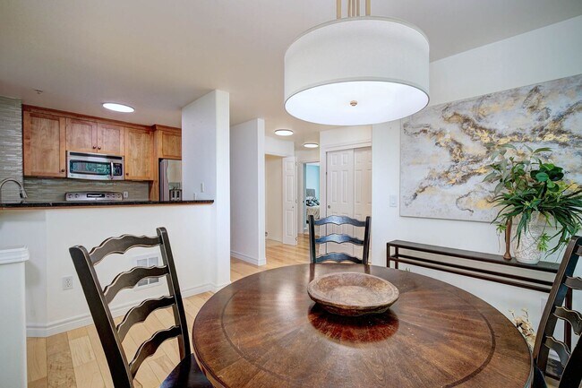 Building Photo - 3Bd/2Ba Issaquah Condo