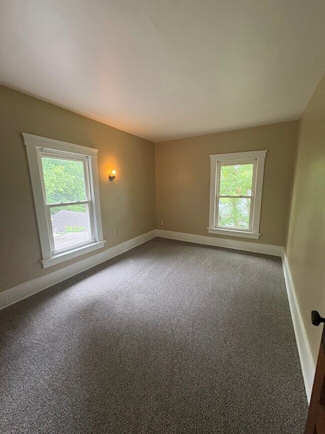 Building Photo - 3 Bedroom 1 Bathroom Home Ready to Rent!