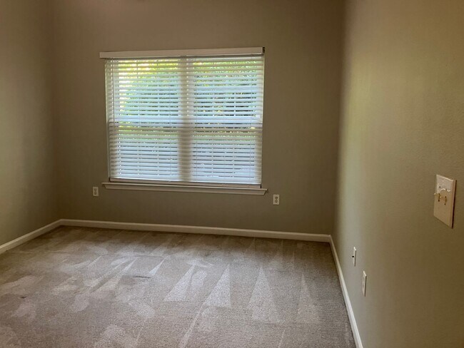 Building Photo - 2 BR / 2 BA @ The Legends