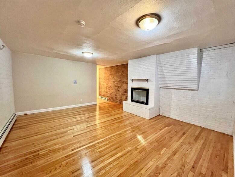 Building Photo - 337 Beacon St