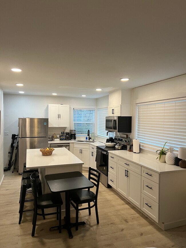 Building Photo - 2717 NE Weidler St