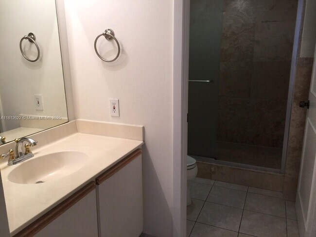 Building Photo - 540 Brickell Key Dr