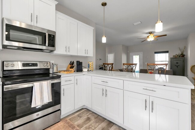 Building Photo - Solar Panel Home in East Navarre!