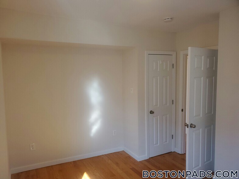 Building Photo - 914 Dorchester Ave