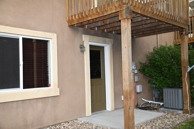 Building Photo - 3 Bedroom townhome NO deposit on 24 month ...