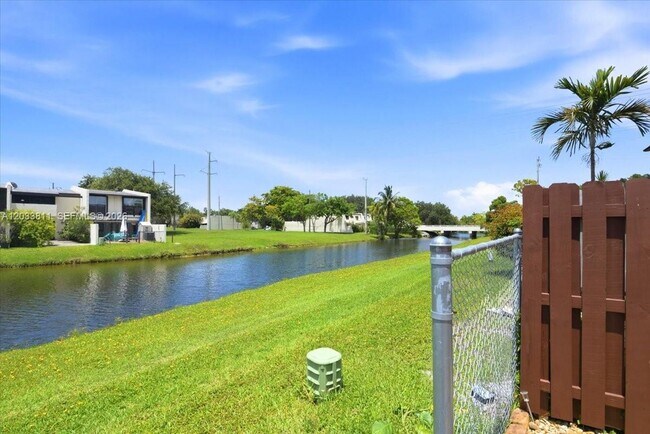 Building Photo - 8008 SW 103rd Ave