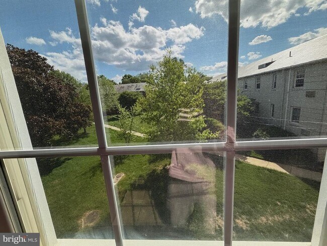 Building Photo - 230 N George Mason Dr