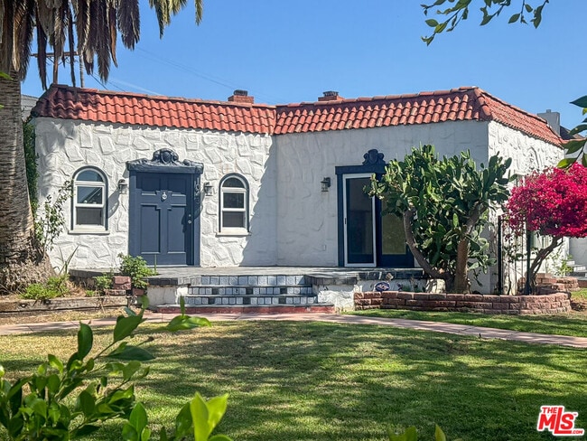 Building Photo - 1043 S Plymouth Blvd
