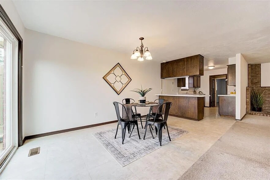 Building Photo - 216 Klondike Dr