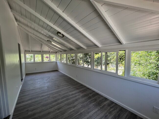 Building Photo - 1025 S Victoria Ave