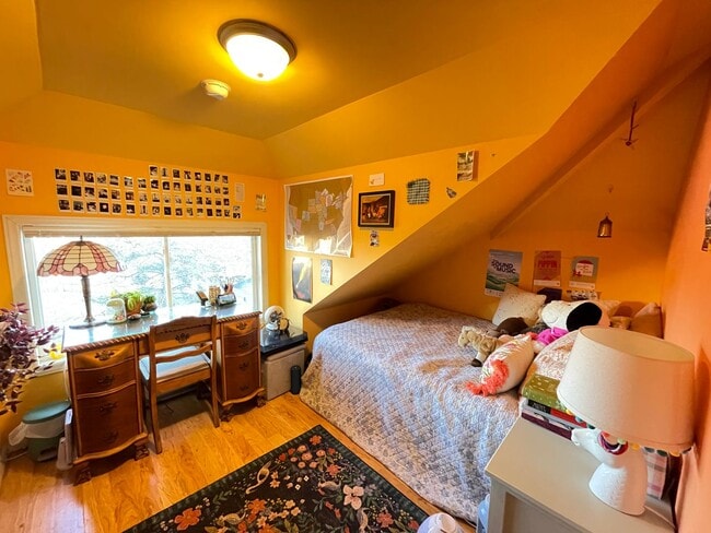 Building Photo - AVAILABLE JUNE - Spacious 6 Bed 1.5 Bath Home near Campus