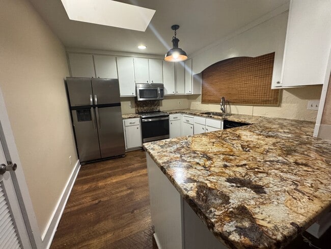 Building Photo - 3 Bedroom 3 Bath Beauty on Golf Course wit...