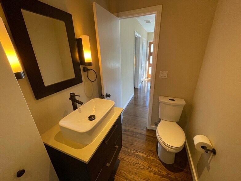 secondary bath with laundry - 10887 Flaxton St