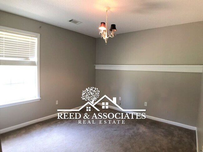 Building Photo - Charming 1.5 Story Oakland Home!
