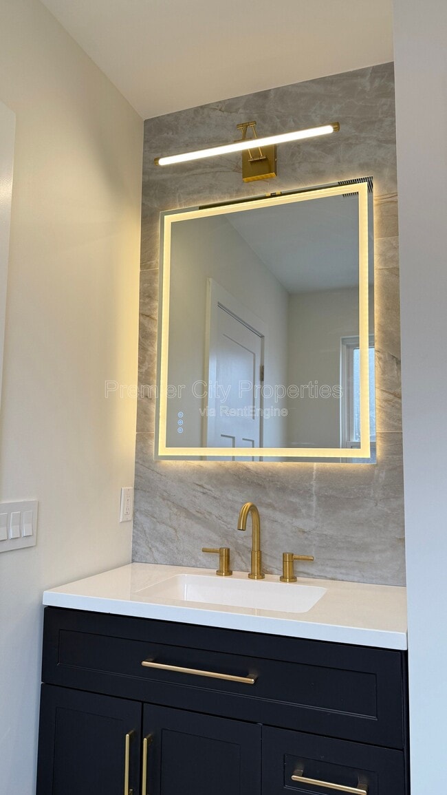 Building Photo - 240 Mcgregor Ave