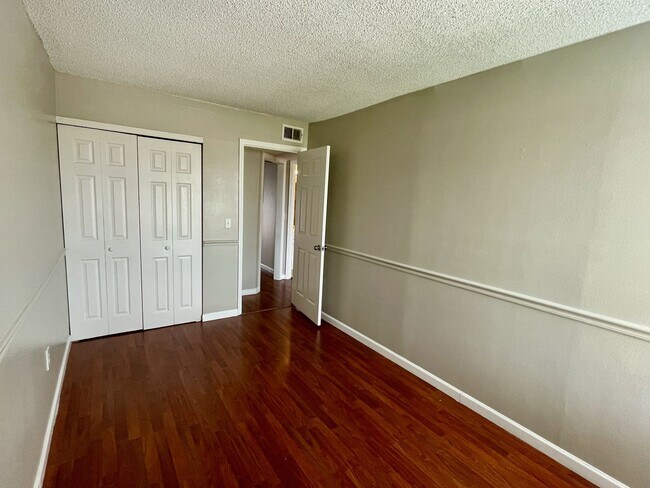 Building Photo - Charming 3-Bedroom, 2.5-Bath Townhome in Village Square Condominiums