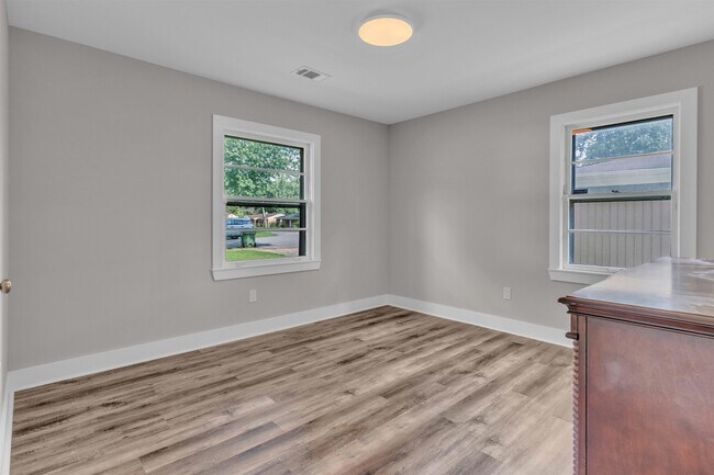 Building Photo - 4623 Doris Cir S